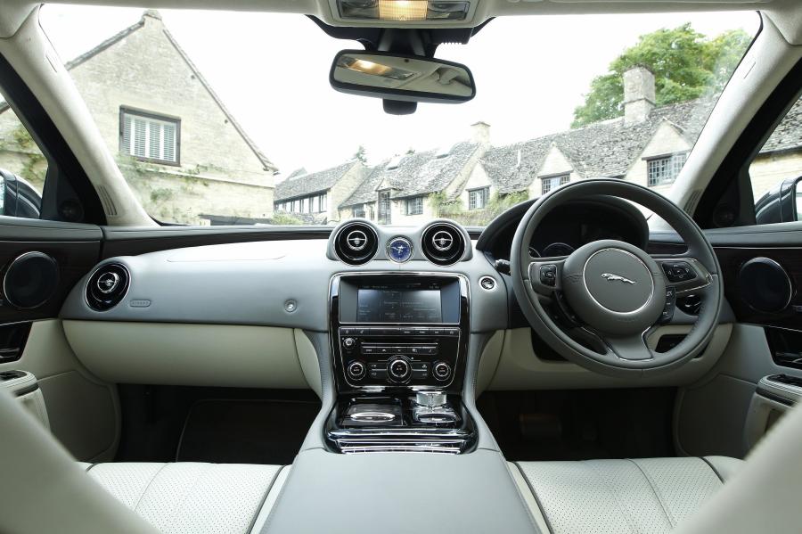  Jaguar XJ 2012 года  (UK) (фото 11 из 121)